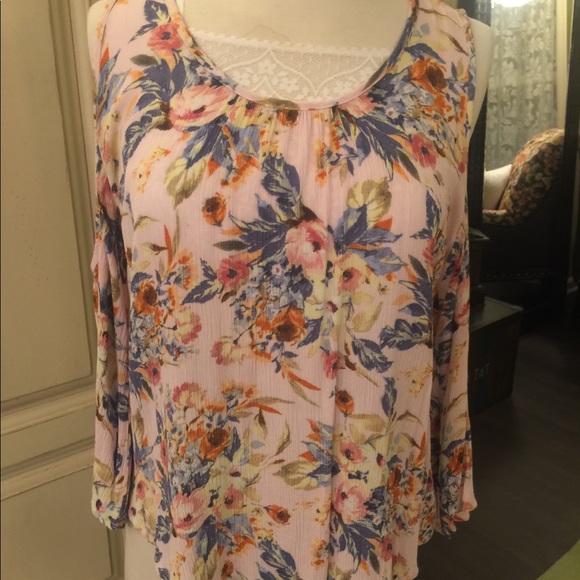 Gypsies & Moondust cold shoulder top. - Picture 1 of 2